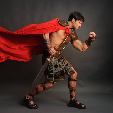 Yakışıklı adam fotoğraf için poz veriyor..