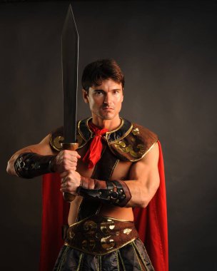 Yakışıklı adam fotoğraf için poz veriyor..