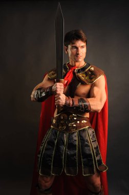 Yakışıklı adam fotoğraf için poz veriyor..