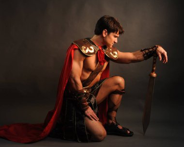 Yakışıklı adam fotoğraf için poz veriyor..