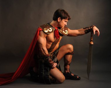 Yakışıklı adam fotoğraf için poz veriyor..