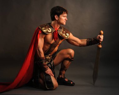 Yakışıklı adam fotoğraf için poz veriyor..