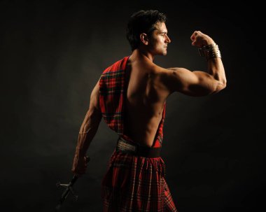 Seksi adam fotoğraf için poz veriyor..