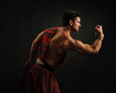 Seksi adam fotoğraf için poz veriyor..