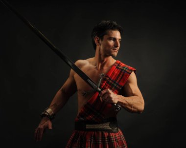 Yakışıklı savaşçı fotoğraf için poz veriyor..