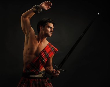 Yakışıklı savaşçı fotoğraf için poz veriyor..