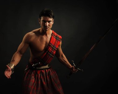 Yakışıklı savaşçı fotoğraf için poz veriyor..