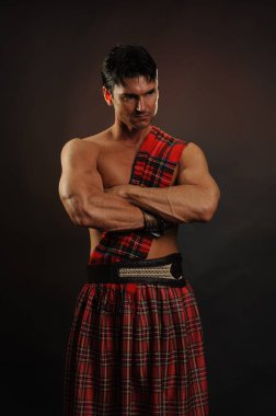 Yakışıklı savaşçı fotoğraf için poz veriyor..