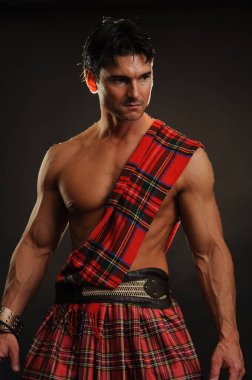 Yakışıklı savaşçı fotoğraf için poz veriyor..