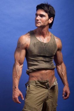 Yakışıklı asker fotoğraf için poz veriyor..