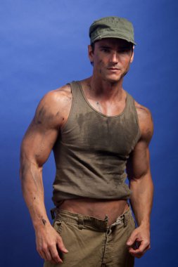 Yakışıklı asker fotoğraf için poz veriyor..