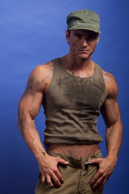 Yakışıklı asker fotoğraf için poz veriyor..