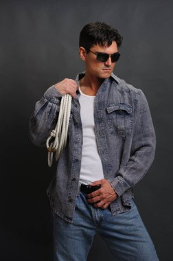 Yakışıklı adam fotoğraf için poz veriyor..