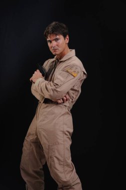 Yakışıklı adam fotoğraf için poz veriyor..