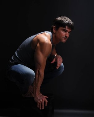 Seksi adam fotoğraf için poz veriyor..