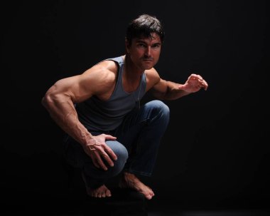 Seksi adam fotoğraf için poz veriyor..