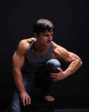 Seksi adam fotoğraf için poz veriyor..