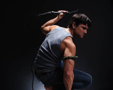 Seksi adam fotoğraf için poz veriyor..