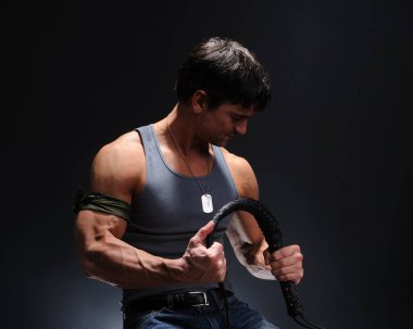 Seksi adam fotoğraf için poz veriyor..