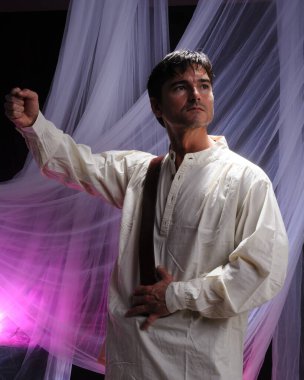 Yakışıklı adam fotoğraf için poz veriyor..