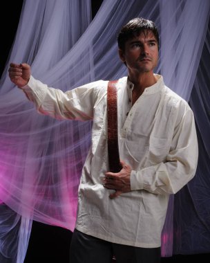 Yakışıklı adam fotoğraf için poz veriyor..