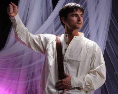 Yakışıklı adam fotoğraf için poz veriyor..