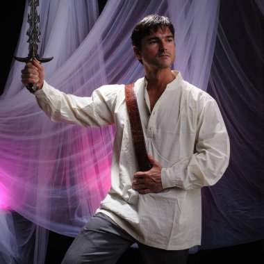 Yakışıklı adam fotoğraf için poz veriyor..