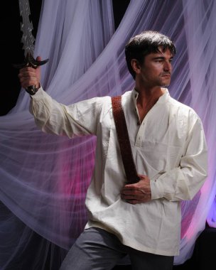 Yakışıklı adam fotoğraf için poz veriyor..