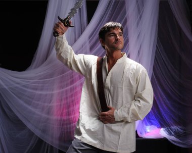 Yakışıklı adam fotoğraf için poz veriyor..