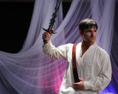 Yakışıklı adam fotoğraf için poz veriyor..