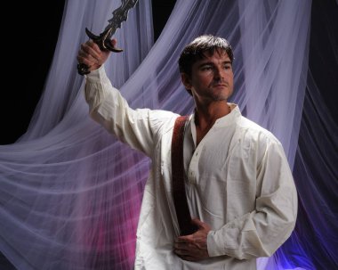 Yakışıklı adam fotoğraf için poz veriyor..