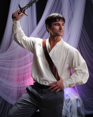 Yakışıklı adam fotoğraf için poz veriyor..