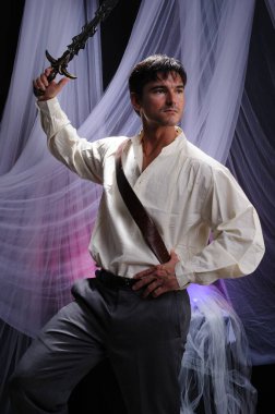 Yakışıklı adam fotoğraf için poz veriyor..