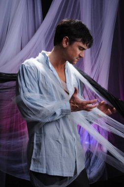 Yakışıklı adam fotoğraf için poz veriyor..