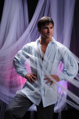 Yakışıklı adam fotoğraf için poz veriyor..