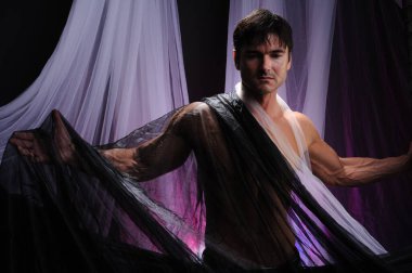 Yakışıklı adam fotoğraf için poz veriyor..