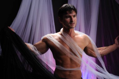 Seksi adam fotoğraf için poz veriyor..