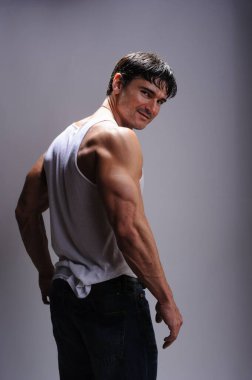 Yakışıklı adam fotoğraf için poz veriyor..