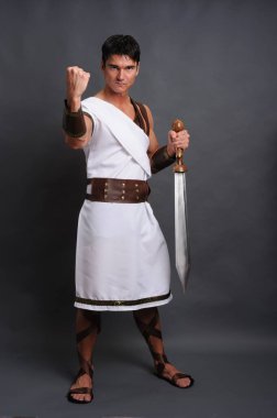 Yakışıklı savaşçı fotoğraf için poz veriyor..