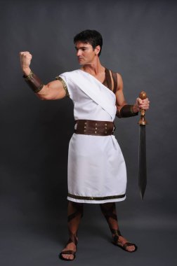 Yakışıklı savaşçı fotoğraf için poz veriyor..