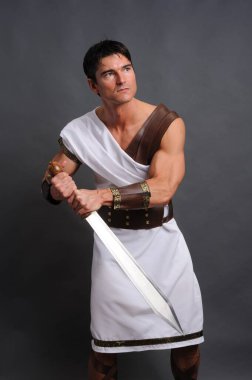 Yakışıklı savaşçı fotoğraf için poz veriyor..