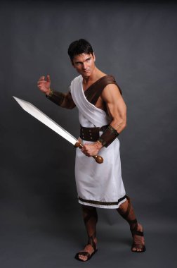 Yakışıklı savaşçı fotoğraf için poz veriyor..