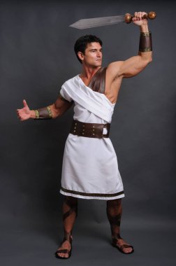 Yakışıklı savaşçı fotoğraf için poz veriyor..