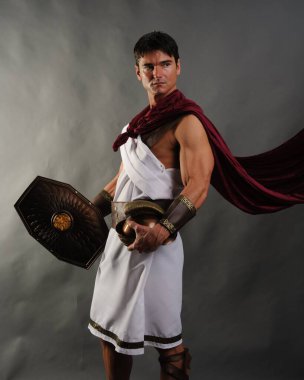 Yakışıklı adam fotoğraf için poz veriyor..