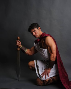 Yakışıklı adam fotoğraf için poz veriyor..