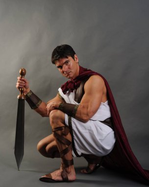 Yakışıklı adam fotoğraf için poz veriyor..