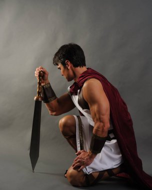 Yakışıklı adam fotoğraf için poz veriyor..