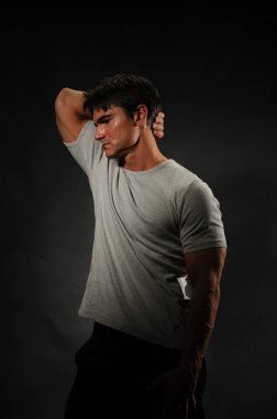 Yakışıklı adam fotoğraf için poz veriyor..