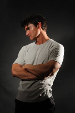 Yakışıklı adam fotoğraf için poz veriyor..