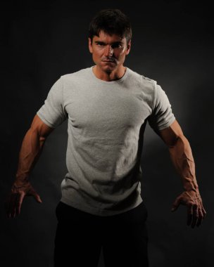 Yakışıklı adam fotoğraf için poz veriyor..